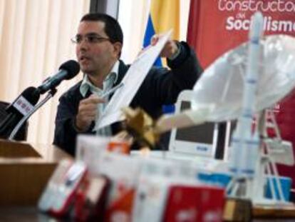 Fotografía tomada el pasado 24 de mayo en la que se registró al ministro de Ciencia y Tecnología de Venezuela, Jorge Arreaza, quien aclaró que el satélite aún se está "calibrando" desde China y que en unos dos meses se podrán obtener imágenes de mejor calidad. EFE/Archivo