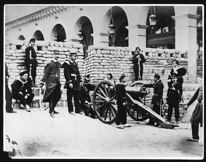 Guardias y marineros, junto a una barricada en París durante la Comuna, en 1871.