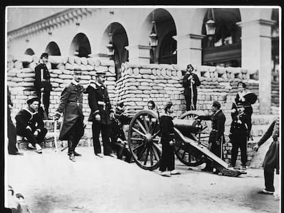 Guardias y marineros, junto a una barricada en París durante la Comuna, en 1871.
