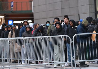 Decenas de migrantes hacen cola en las oficinas del Servicio de Inmigracin y Control de Aduanas en Nueva York, el 25 de noviembre. 