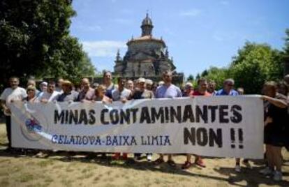 Vecinos de Ramirás e integrantes de la Plataforma contra la Destrucción de Cartelle y Ramirás portan una pancarta al finalizar su marcha reivindicativa'en el municipio de Gomesende para mostrar su rechazo al proyecto de explotación de una mina de wolframio en la localidad ourensana de Ramirás debido al "gran impacto ecológico y social" que supondría para los territorios afectados.