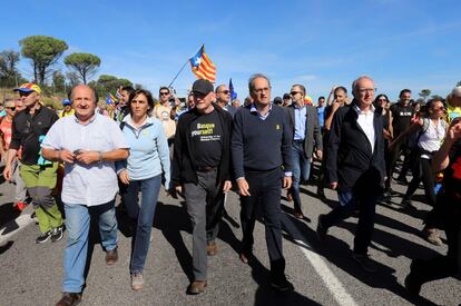 El presidente de la Generalitat, Quim Torra, junto al exlehendakari Juan José Ibarretxe (a su derecha, con gorra), en la marcha independentista de Girona.