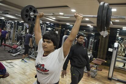 Tras el ejercicio matinal, Divya Kakran continúa su jornada con extenuantes tablas de pesas y de cinta en un gimnasio completamente equipado que puede pagar gracias a la ayuda de un diputado.