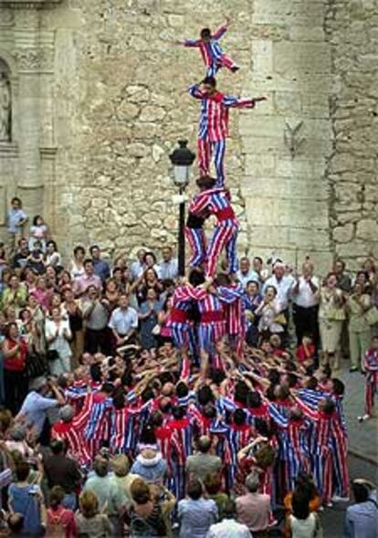 Un <i>muixeranga</i> levantada ayer en Algemesí.