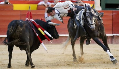 El rejoneador Andy Cartagena con su primer toro.