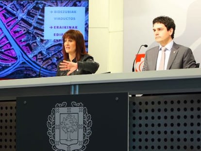 Garamendi, junto al portavoz de la Diputación, Unai Rementeria, en la rueda de prensa tras el Consejo de Gobierno foral.