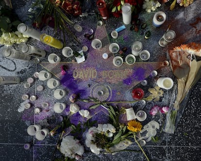 Velas en torno a la estrella que David Bowie tenía en el paseo de la fama de Hollywood (EE UU).