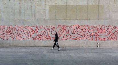 Unveiling of a copy of the mural that Keith Haring painted 25 years ago in El Raval, Barcelona. The original disappeared some time later, due to urban reform.