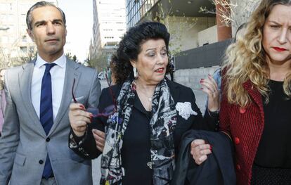 La exdirectora del IVAM Consuelo Csicar a la salida del juzgado el pasado miércoles, entre sus abogados.