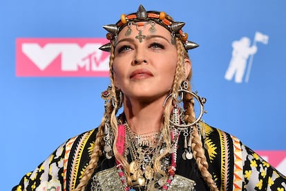 ¿Quién es? Madonna. ¿A cuánto asciende su patrimonio? 715 millones de euros. ¿Cómo amasó su fortuna? Los ingresos de la conocida como ‘Reina del Pop’ no se deben únicamente a su estatus como icono indeleble de la cultura pop, sino también a sus inversiones inmobiliarias repartidas a lo largo del planeta (tiene seis propiedades solo en Londres) y a una colección de arte conformada por obras de artistas como Frida Kahlo, Pablo Picasso o Tamara de Lempicka.