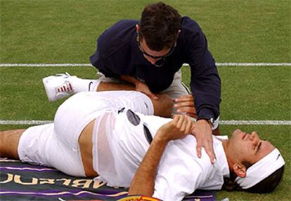 Federer recibe asistencia durante su partido con Feliciano López.