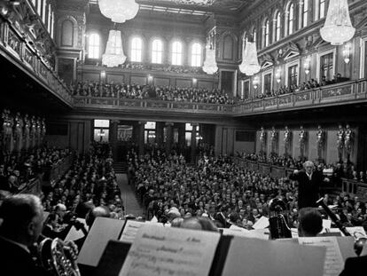 Concierto de Año Nuevo de 1954, bajo la batuta de Clemens Krauss, director que popularizó la gala tras su 'desnazificación'.