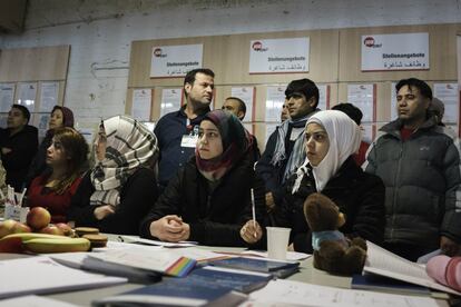 Miles de refugiados acudieron a las sesiones informativas para encontrar empleo en el antiguo aeropuerto Tempelhof en Berlín el 26 de febrero.