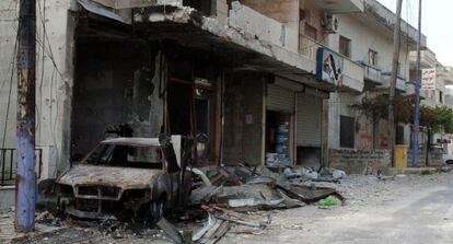 Un vehículo quemado en Al Haffa, último foco de la ofensiva del régimen.