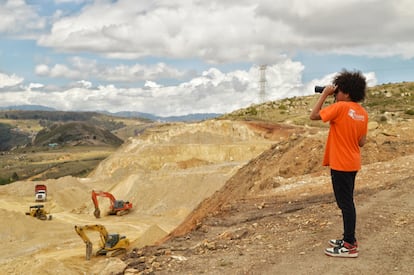 Los ni?os guardianes vigilan las monta?as de Soacha del riesgo de los proyectos mineros. 