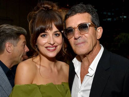 Dakota Johnson y Antonio Banderas, en el Festival de Cine de Toronto, el sábado.