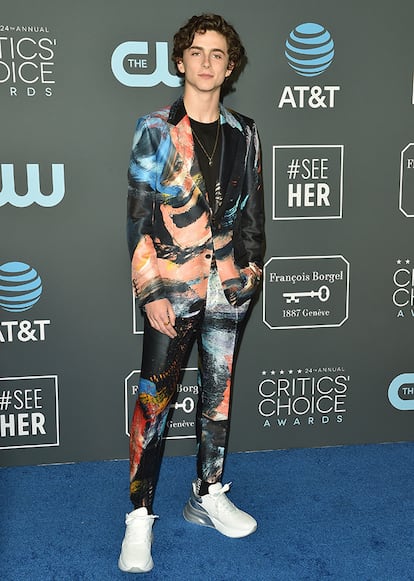 Timothee Chalamet sigue rompiendo las supuestas reglas de la formalidad e innovó con este traje de Alexander McQueen.