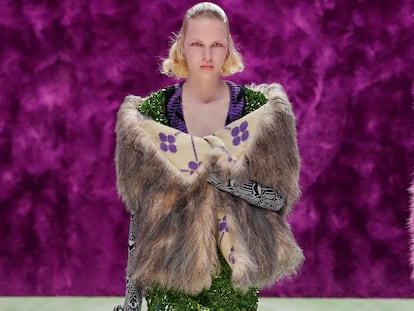 Una modelo desfila para Prada, en la semana de la moda de Milán, ayer.