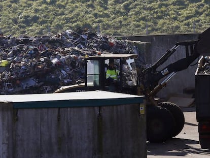 Operarios trabajando en el lugar donde fue hallado el cuerpo del feto este martes.