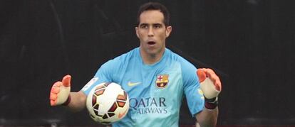 Claudio Bravo, durante un partido con el Barcelona