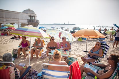 Cada tarde de verano, con el aviso de la megafonía de las 18.00 en la playa de La Caleta, grupos de mujeres gaditanas se lanzan a jugar al bingo en una tradición tan identitaria como amenazada por la gentrificación y la pérdida poblacional de Cádiz. 