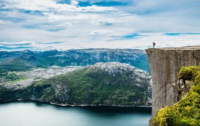 El ascenso a la formación rocosa de Preikestolen, en la costa sudoeste de Noruega, cuyo nombre significa 'púlpito', es solo el comienzo: dos horas de caminata de dificultad media. Pero el verdadero subidón espera al final, una vez nuestros pies se posan sobre la meseta de roca de 25 metros cuadrados que se asoma con descaro a un enorme precipicio. Y es que esta atalaya natural, cuyas paredes caen verticalmente 604 metros sobre el fiordo de Lysefjord, no tiene barandilla. Esas imágenes legendarias en las que solitarios caminantes balancean las piernas sobre el abismo son, sin embargo, engañosas. En julio del 2019 fueron –para enfado de los conservacionistas– casi 120.000 los visitantes. Una leyenda local asegura que un día la explanada rocosa acabará cediendo y precipitándose a las aguas heladas del fiordo. Eso solo ocurrirá, según la misma leyenda, cuando cinco hermanos se casen con cinco hermanas.