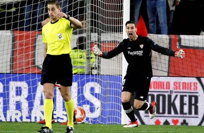 Rico protesta ante el colegiado Alberola Rojas el gol del empate del Getafe.