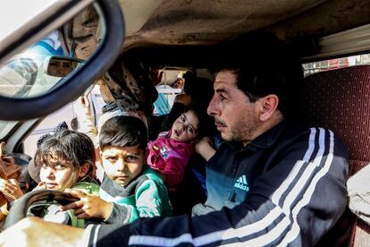 Una familia siria espera a ser evacuada de los campos de refugiados tras solicitar el regreso a su hogar, en la localidad libanesa de Arsal (Líbano), el 28 de junio.