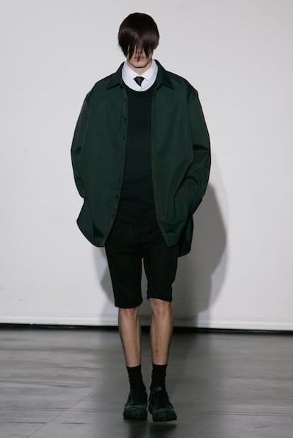 Raf Simons es el hombre del momento y uno de los diseñadores para hombre más importantes de la última década. El belga ha presentado una colección de otoño/invierno 2012 en la que no hay ni un solo pantalón que baje de la rodilla. Se suma a Rei Kawakubo de Comme des Garçons y Riccardo Tisci de Givenchy en una extraña defensa de prendas cortas (sean pantalones o faldas) que dejan las piernas al aire. Perfectas para la temporada de frío, vamos. Queda por ver si la idea cuaja y, si lo hace, cómo gestionará su clientela esta tendencia. ¿Se pondrán medias?