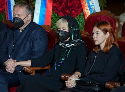Las exequias, que no tienen carácter de funeral de Estado, sí han contado con"algunos elementos" como la guardia de honor, según justificó el Kremlin, y se prolongaron más allá de lo programado. En la imagen, la hija del Gorbachov, Irina (en el centro), durante el funeral.  