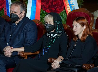 Las exequias, que no tienen carácter de funeral de Estado, sí han contado con"algunos elementos" como la guardia de honor, según justificó el Kremlin, y se prolongaron más allá de lo programado. En la imagen, la hija del Gorbachov, Irina (en el centro), durante el funeral.