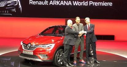 De izquierda a derecha: N. Maure, presidente del Grupo Renault en Eurasia, L. Van Den Acker, director de diseño de Renault y A. Pankov, director general de Renault Rusia, con el prototipo Arkana. 