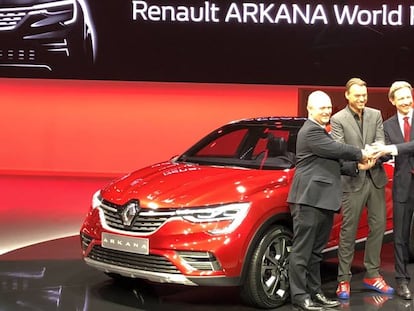 De izquierda a derecha: N. Maure, presidente del Grupo Renault en Eurasia, L. Van Den Acker, director de diseño de Renault y A. Pankov, director general de Renault Rusia, con el prototipo Arkana. 