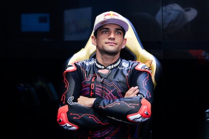 Jorge Martín durante los test de Aprilia en Barcelona.