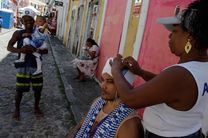 Bahianos preparan sus vestimentas para el carnaval de Salvador de Bahía, en febrero de 2023. 