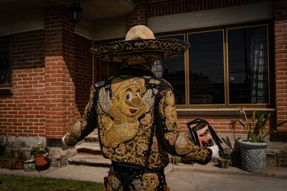 Algunos trajes son intervenidos con elaborados bordados de personajes de la cultura popular.