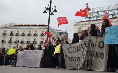 Profesoras de escuelas infantiles privadas y de gestión indirecta, en una protesta convocada por CC OO en Puerta del Sol el 25 de octubre.