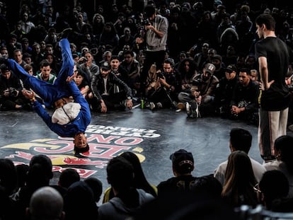 Un competidor de breakdance, deporte que se estrenará en los Juegos Olímpicos de París 2024.