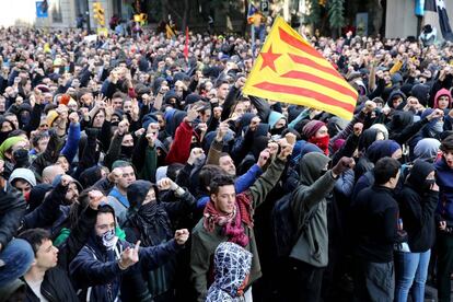 Manifestantes independentistas protestan contra el Consejo de Ministros de Barcelona de 2018.