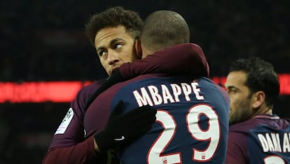 Neymar felicita a Mbapp&eacute; por su gol al OL.