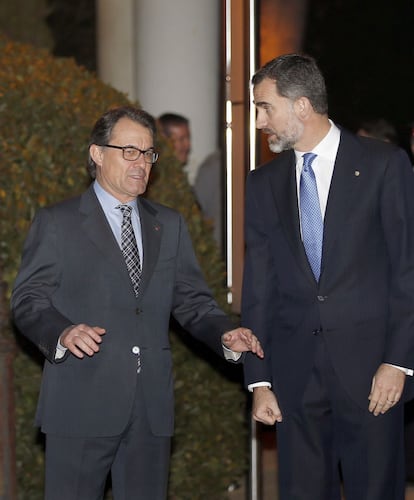 El rei Felip VI conversa amb el president de la Generalitat, Artur Mas, en arribar al sopar de benvinguda als assistents al Congrés Mundial de Mòbils, el 2 de març.