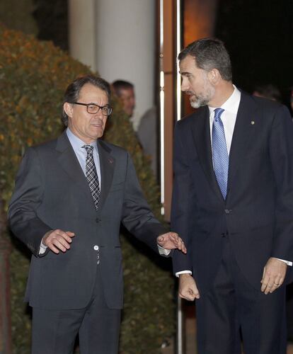 El rei Felip VI conversa amb el president de la Generalitat, Artur Mas, en arribar al sopar de benvinguda als assistents al Congrés Mundial de Mòbils, el 2 de març.