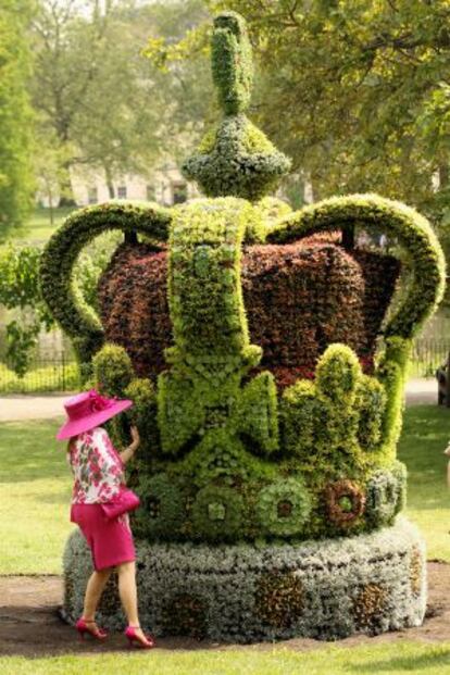 Cuatro metros y cinco toneladas de corona floral se alzan en el parque de St. James, en Londres, como parte del homenaje que se rinde a Isabel II en su Jubileo de Diamantes.