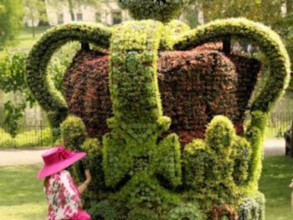 Cuatro metros y cinco toneladas de corona floral se alzan en el parque de St. James, en Londres, como parte del homenaje que se rinde a Isabel II en su Jubileo de Diamantes.