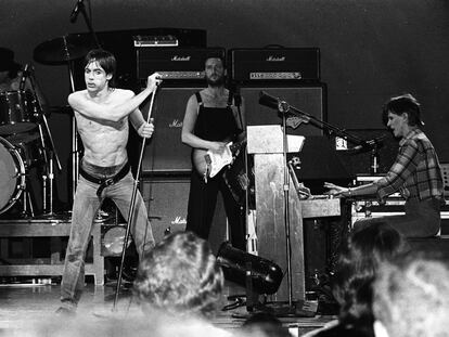 Iggy Pop, Ricky Gardiner (con peto y sin camiseta, a la guitarra) y David Bowie (teclados), actuando en 1978 en San Francisco, California.