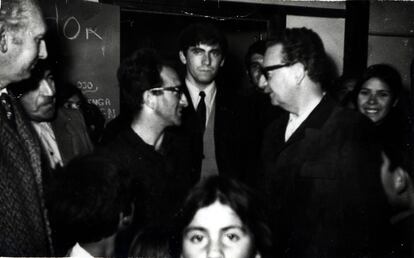 El sacerdote valenciano Antonio Llidó Mengual, conversando con el presidente chileno Salvador Allende (d), durante la visita de éste a las escuelas de su parroquia.