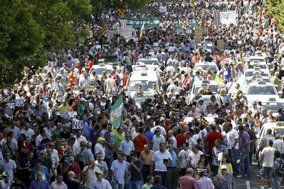 Los taxistas que participan en la manifestación que las asociaciones gremiales del sector han convocado hoy en Madrid contra los efectos de la nueva Ley de Ordenación del Transporte Terrestre (LOTT), han cortado el Paseo de la Castellana durante la protesta a la que han acudido representantes del sector del taxi de las comunidades autónomas de Andalucía, Madrid, Cataluña, Aragón, la Comunidad Valenciana, Murcia, Castilla y León y Castilla-La Mancha.