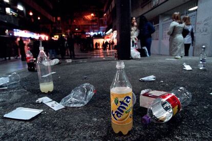 Restos de un botellón en una zona de copas de Madrid.