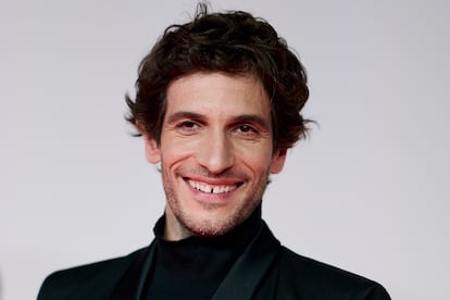 Quim Gutiérrez – Al protagonista de Azuloscurocasinegro le sugirieron que se arreglara el hueco en los incisivos superiores que luce en cada sonrisa. “Bueno, y los dientes, ¿qué?”, era la pregunta más repetida en sus comienzos en la industria. Por suerte para los fans de su sonrisa, Gutiérrez nunca ha sentido complejo por sus dientes separados. “En Francia los llaman les 'dents de bonard', los dientes de la fortuna. Y a mí la verdad es que me han traído más alegrías que penas”, alegó en esta publicación.