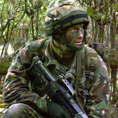El hijo menor de Carlos de Inglaterra, haciendo ejercicios militares el pasado noviembre.